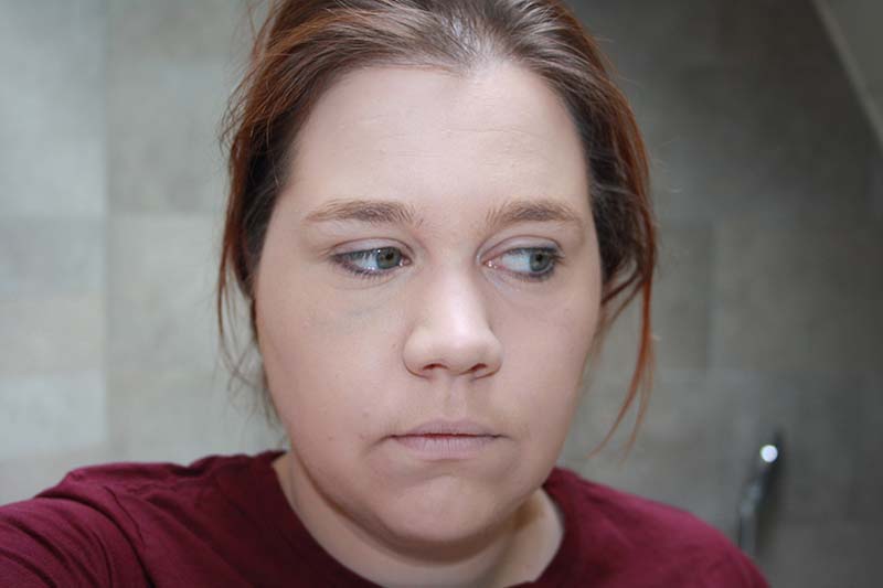 blauw oog bedekken